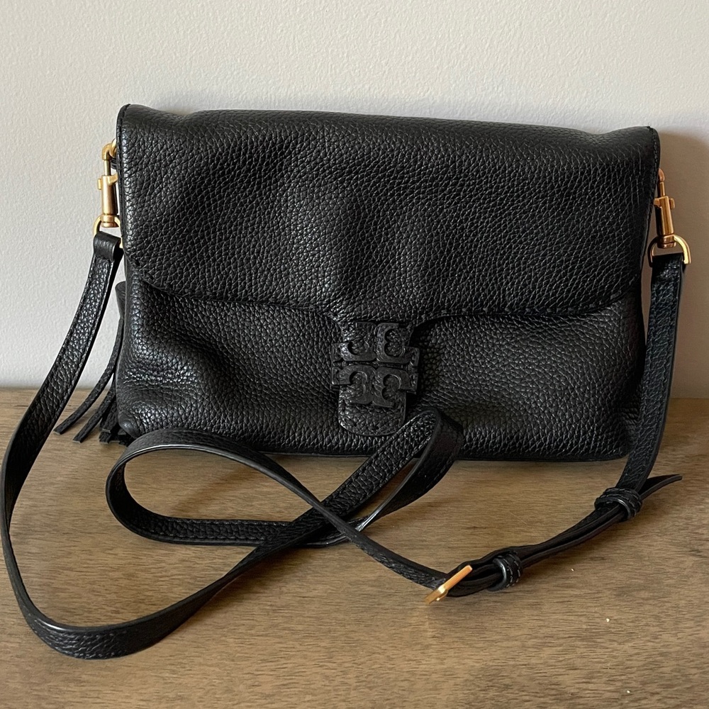 Black crossbody tons of space